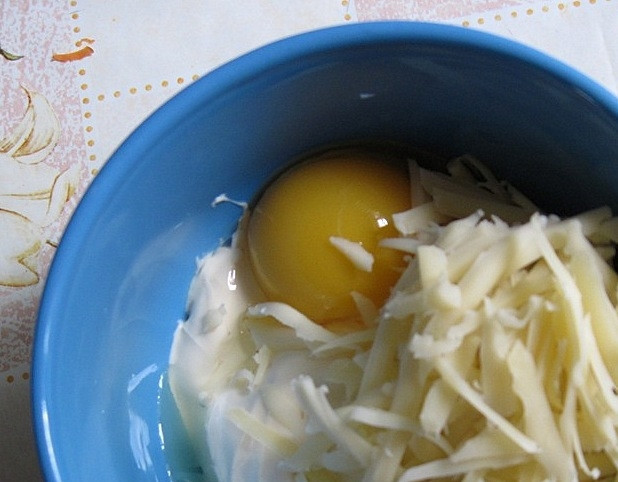 1. Этап. Свёкла в духовке: Сбиваем сливки с яйцом, добавляем сыр, немного соли, перец, мускатный орех.