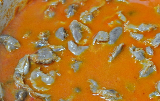 1. Этап. Рагу из куриных желудков: 4. Влейте горячую воду на сковороду и оставьте тушиться рагу на медленном огне до готовности. Соус должен загустеть, а желудочки — стать достаточно мягкими. Перед подачей можно добавить свежей зелени. Приятного аппетита!