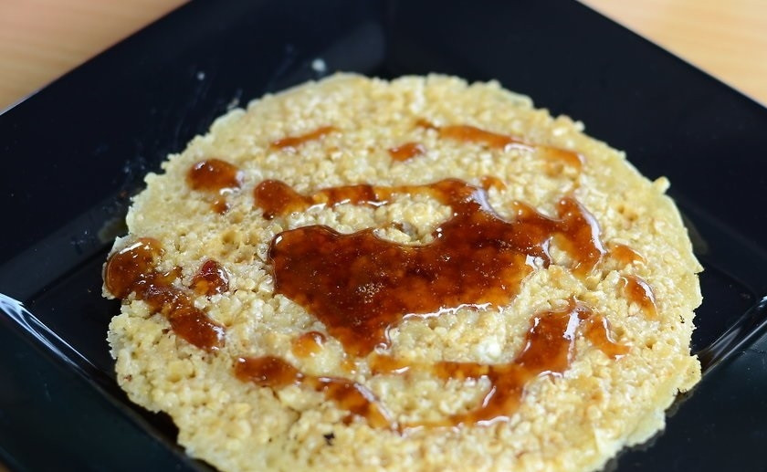 1. Этап. Овсяные блинчики: 8. Переложите блинчики в тарелку и подавайте сразу после приготовления с вареньем по вкусу.