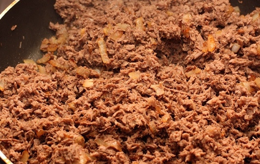 1. Этап. Фарш по-флотски: 4. На сковороду к луку отправить фарш. Посолить и поперчить по вкусу. Фарш может быть немного суховат, тогда можно добавить немного бульона (в котором варилось мясо) или томатного соуса.