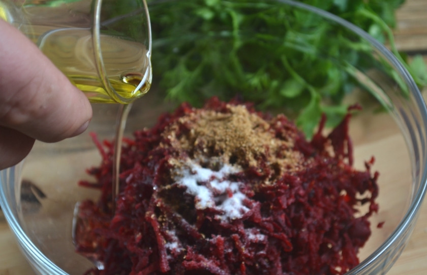 1. Этап. Свекла по-корейски: 5. Влейте в салат уксус и подсолнечное масло.