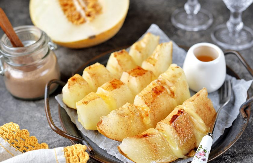 1. Этап. Запеченная дыня в духовке: Когда сыр хорошо расплавится, а дыня слегка подрумяниться — блюдо можно подавать. Переложите ломтики на удобную тарелку, полейте жидким медом и подавайте в горячем виде. Очень вкусно с холодным шампанским. Приятного аппетита!