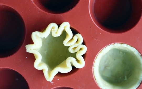 1. Этап. Тарталетки с морковью сладкие: Тесто раскатайте, желательно потоньше, выложите в формочки. Формочки могут быть для кексов или маффинов. Сделаем из них основу для тарталеток.