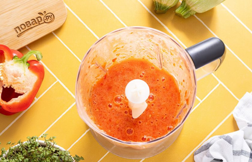 1. Этап. Лечо из кабачков без стерилизации: Переложите подготовленные овощи в блендер. Измельчите до однородного пюре.