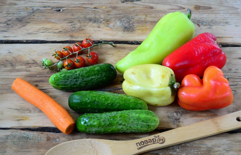1. Этап. Нарезка Овощной поезд: Подготовьте все необходимые ингредиенты. Морковь очистите и помойте, сладкий перец, помидоры и огурцы ополосните под проточной водой.