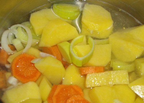 1. Этап. Итальянский овощной суп: На сковороде пассируем лук-порей, добавляем к нему морковь и картофель. Через 2 - 3 минуты заливаем овощи овощным бульоном ( можно развести бульонный кубик) Солим и перчим по вкусу и доводим овощи до готовности на медленном огне примерно 20 минут.