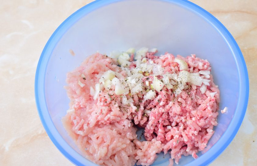 1. Этап. Люля-кебаб из свинины и курицы: Нарезанный лук добавляйте к фаршу. По вкусу подсыпьте соль и специи. В качестве специй можно добавить молотые перцы, сушеные травы.