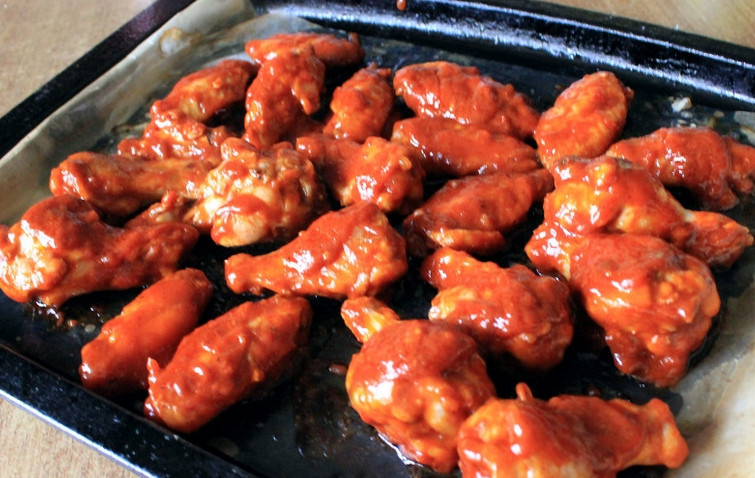 1. Этап. Куриные крылышки Баффало: Вновь раскладываем крылышки на противне, запекаем еще 20 минут при температуре 120 градусов.