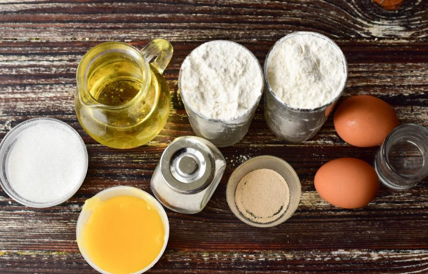 1. Этап. Чак-чак, который тает во рту: Подготовьте ингредиенты.