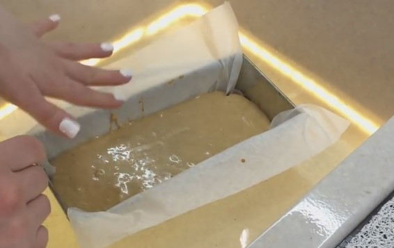 1. Этап. Настоящий торт Сникерс: 9. Залейте нугу очередным слоем в форму и поставьте охладиться в холодную воду. Затем переставьте в холодильник.