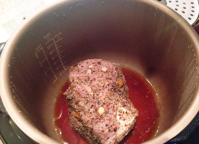 1. Этап. Мясо печеное в мультиварке: Затем поместите в мультиварку, включите режим выпечки и готовьте 40 минут. Готовое мясо нарежьте на порции и подайте на стол.