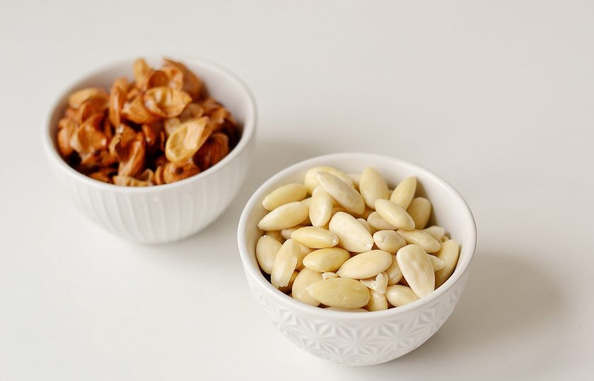 1. Этап. Миндальная рикотта: Очистите миндаль от кожуры, промойте в воде.