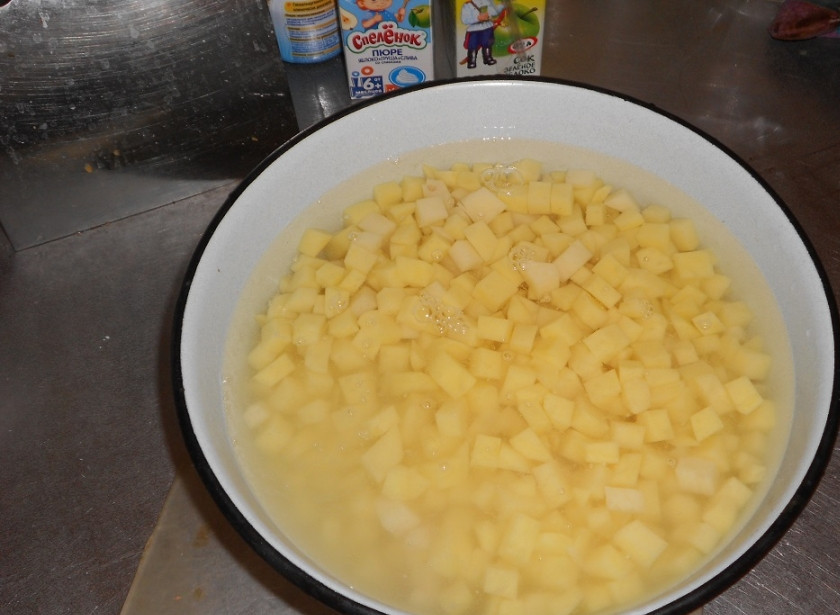 1. Этап. Пирог Курник: После того, как тесто готово, отправляем его в холодильник, а сами начинаем заниматься начинкой. Чистим картофель и режем его на кубики примерно в 1 см, можно чуть меньше, кому как нравиться. Почему кубик... да потому что так будет потом удобнее его есть. У на ведь получиться не совсем пирог, а пирог, который едят ложкой. После того как картофель нарезан ставим его на плиту и варим после закипания 2-3 мин до полуготовности, можно до готовности, но тогда есть риск получить пюре в результате, все зависит от сорта картофеля.