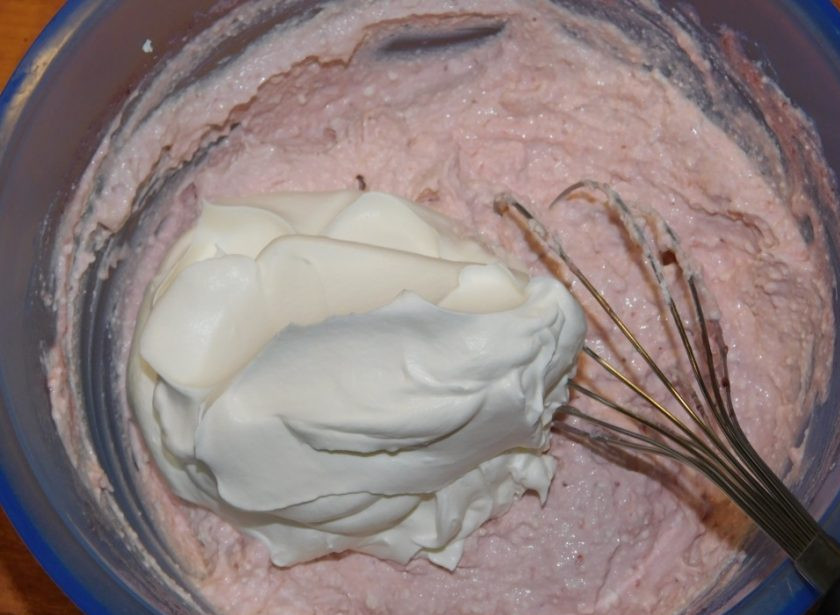 1. Этап. Торт Крем а-ля крем: В творог добавьте немного жидкой клубничной массы, перемешайте венчиком. Затем добавьте немного сливок и тоже аккуратно перемешайте венчиком.