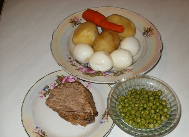 1. Этап. Столичный салат классический с говядиной: 1. Мою морковь и картошку, помещаю овощи в кастрюлю, заливаю их холодной водой, отправляю на огонь и варю 25-35 минут до полной готовности. Затем овощи остужаю и очищаю. Яйца перекладываю в кастрюлю, заливаю водой и также отправляю на огонь, варю после закипания 7-10 минут, затем отправляю яйца в холодной воду и очищаю их от скорлупы. Мясо отвариваю в подсоленной воде.