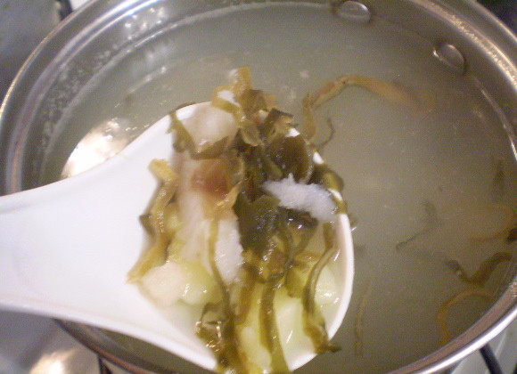 1. Этап. Суп рыбный с грибами: 6. К полуготовому картофелю добавляем рыбу и капусту. Варим 10 минут.