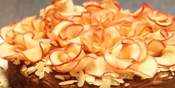 1. Этап. Торт Букет роз: 7. Альтернативный вариант - это приготовление коржа отдельно и размещение розочек непосредственно перед подачей к столу.