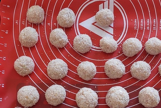 1. Этап. Фрикадельки с овощами и сыром: Какие-то фрикадельки я делала побольше, а какие-то поменьше. Переложить фрикадельки на противень, застеленный силиконовым ковриком. Готовить в духовке, заранее разогретой до 180 гр., 20-25 мин.