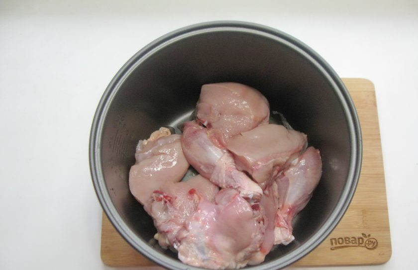 1. Этап. Тушенка в мультиварке: Кусочки курицы выложите в чашу мультиварки. Налейте 100 мл. воды. В принципе воду можно не наливать, будет много бульона. Установите режим 