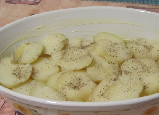 1. Этап. Рыба по-монастырски: Уложить в нее слой картофеля, отваренного до полуготовности 