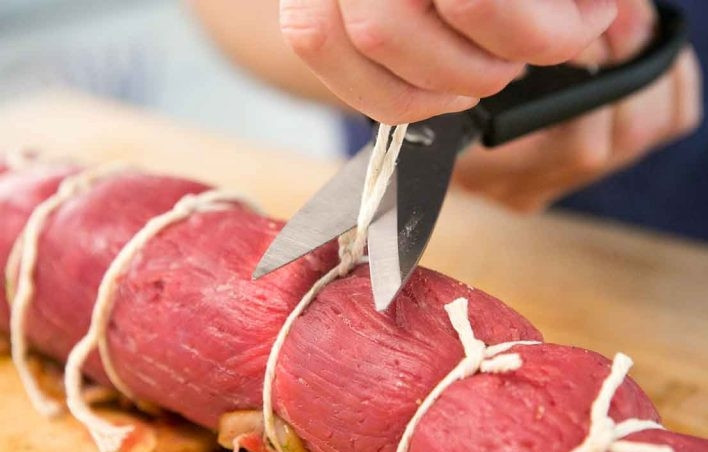 1. Этап. Говяжий рулет: 4. Обвяжите мясо натуральной ниткой, чтобы сохранить форму рулета.