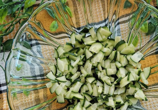 1. Этап. Салат Азарт: Овощи вымыть и обсушить. Нарезать небольшими кусочками огурец