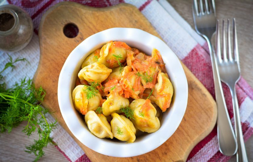 1. Этап. Пельмени тушеные с морковью и луком: Готовые тушеные пельмени подавайте к столу. Приятного аппетита!