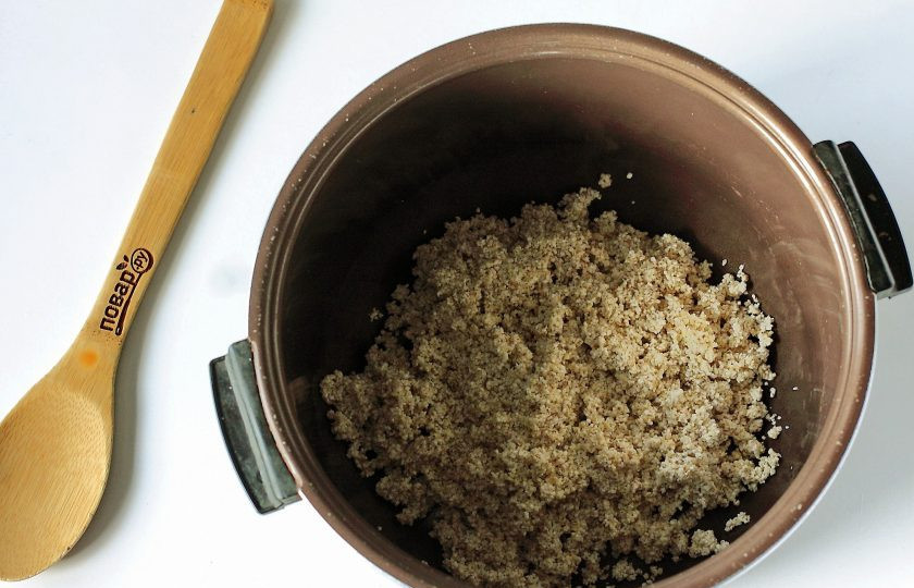 1. Этап. Ячневая каша на молоке в мультиварке: Крупу хорошо промойте и переложите ее в чашу мультиварки.