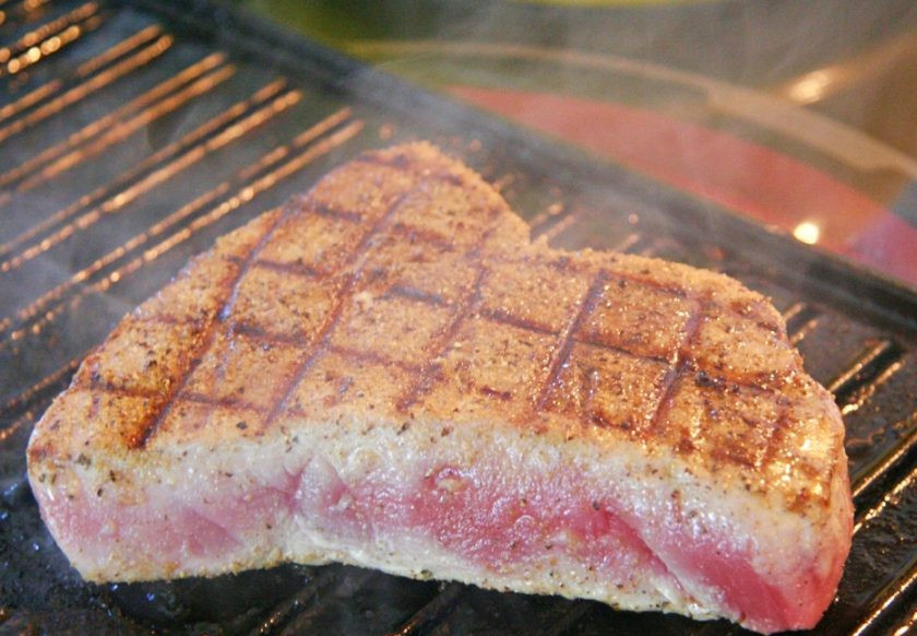 1. Этап. Салат с тунцом и ананасом: Обжарьте стейки на гриле или сухой сковороде по минуте на каждой стороне, чтобы получить среднюю прожарку.