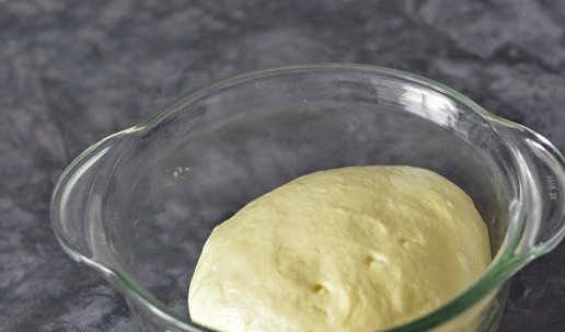 1. Этап. Коно пицца: Соедините муку с солью и сухими инстантными дрожжами, влейте воду и начните замешивать тесто. После чего добавьте масло. Как только тесто соберётся в единый комок - выложите его на подпыленный мукой стол и тщательно вымесите. После чего верните тесто в миску, накройте плёнкой и оставьте для брожения на 5-6 часов при комнатной температуре. За это время 2-3 раза обминайте и вымешивайте тесто.