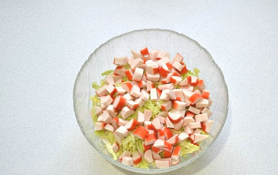 1. Этап. Салат Райское наслаждение: 3. Очистите и нарежьте мелко крабовые палочки.