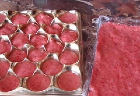 1. Этап. Мармелад из земляники: Готовый мармелад разлить по формочкам или на противень, покрытый пищевой пленкой. Убрать в холодильник до застывания.