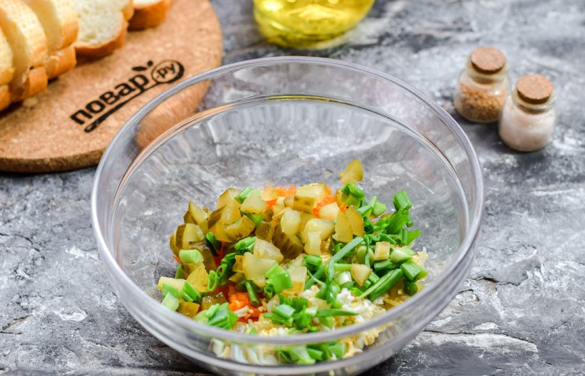 1. Этап. Запеченные бутерброды с рыбой: Следом мелко нарежьте зеленый лук и соленый огурец, добавьте в миску.