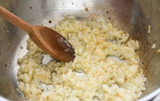 1. Этап. Креветки с макаронами: Поставьте вариться макароны по инструкции. В сотейнике на масле обжарьте измельченный лук, добавьте немного перца. Добавьте измельченный чеснок и обжарьте.