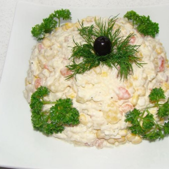 Салат с креветками и ананасом