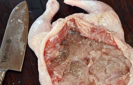 1. Этап. Новогодняя курочка без костей, фаршированная по-тоскански: Рёберную часть и позвоночник отделите от тушки. Киль отделите от филе. Крылышки тоже надо удалить. В общем, должна остаться тушка без костей (не считая голени). Посолите и поперчите курицу. Оставьте её мариноваться на час.