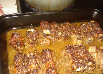 1. Этап. Запеченные свиные ребрышки в духовке: Запекайте ребрышки в духовке при 200 градусах 60 минут.