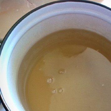 1. Этап. Компот из яблок и мяты: Затем воду слить в кастрюлю, добавить сахар и довести сироп до кипения.