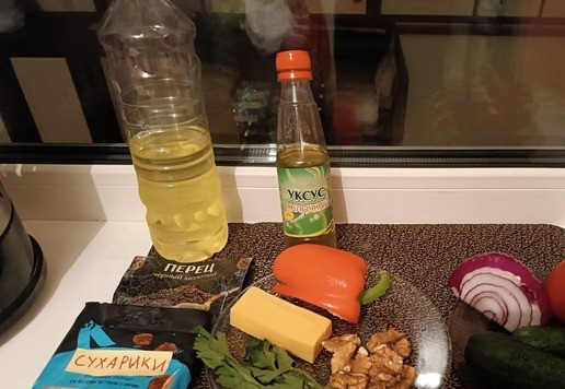 1. Этап. Салат с помидорами и огурцами Мяучка: Подготавливаем продукты: моем, чистим.