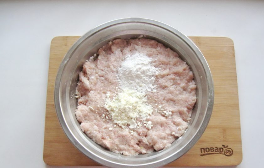 1. Этап. Домашняя колбаса в пакете: Выложите в фарш крахмал и сухое молоко.