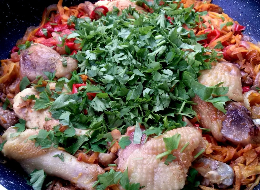 1. Этап. Чахохбили из курицы по-грузински: Мелко нарежьте зелень, порубите чеснок, добавьте к мясу. Добавьте специи и соль по вкусу. Еще 5 минут — и блюдо готово!