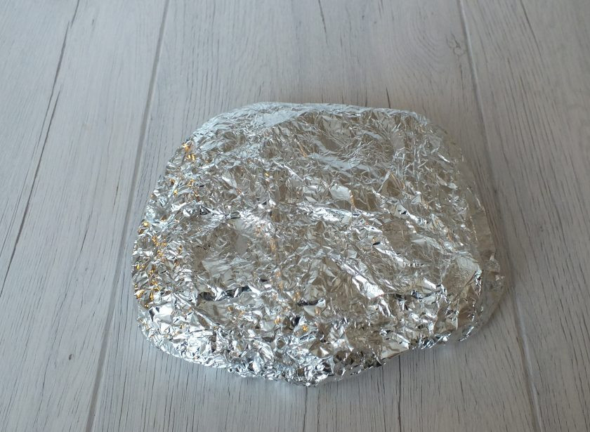 1. Этап. Горбуша с ананасами в духовке: Отрежьте лист фольги размером 20 см. Оберните верх горбуши. Переложите на противень или форму. Разогрейте духовку до 180 градусов. Поставьте запекаться рыбу на 20 минут. После выключите огонь и оставьте в духовке на 5 минут.