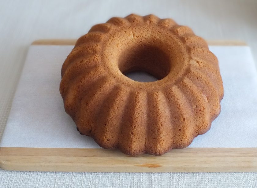 1. Этап. Итальянский кекс: Переложите выпечку на доску или блюдо. Полностью охладите.