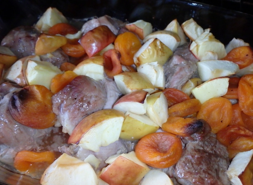 1. Этап. Филе индейки кусочками: Накрываем фольгой форму и отправляем в разогретую до 200 градусов духовку на 50 минут. За 15 минут до окончания готовки снимаем фольгу и даем подрумяниться мясу и фруктам.