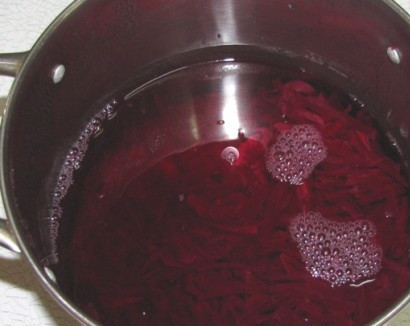 1. Этап. Холодник с картошкой: В большую кастрюлю вливаем 1,5 литра холодной кипяченой воды и кладем туда свеклу.