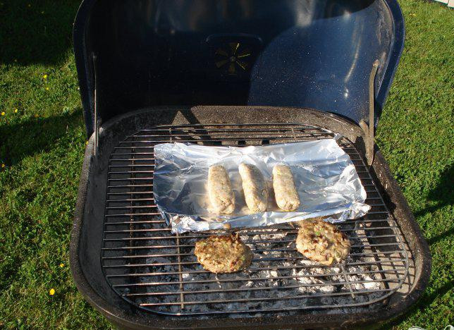 1. Этап. Баранина с фетой на мангале: 3. На разогретом мангале расположить слегка смазанные маслом котлеты и готовить на горячих углях в течении 4-х минут, не переворачивая. Перевернуть котлеты, еще раз смазать подсолнечным маслом и готовить еще 4 минуты или пока котлеты не будут готовы.