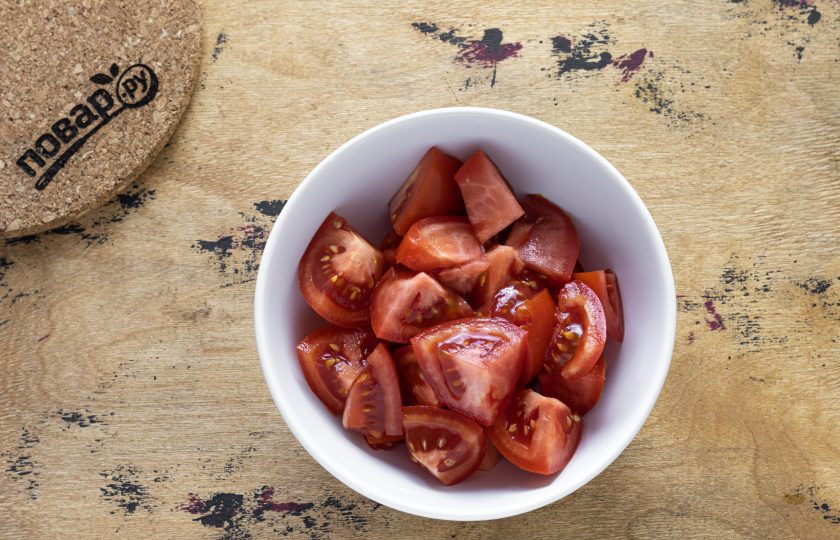 1. Этап. Магрибский суп: Помидоры помойте, нарежьте на ломтики. Измельчите в блендере или прокрутите через мясорубку.