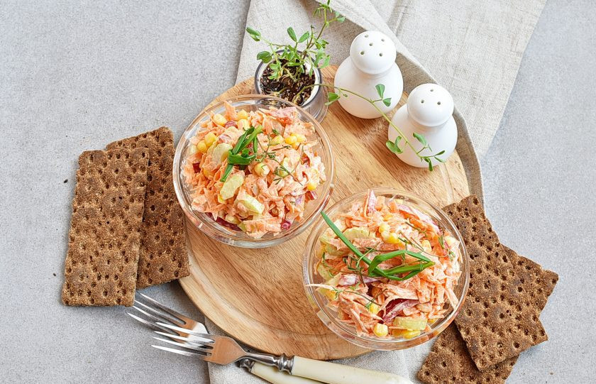 1. Этап. Салат с морковью и кукурузой: Сразу же подавайте к столу.