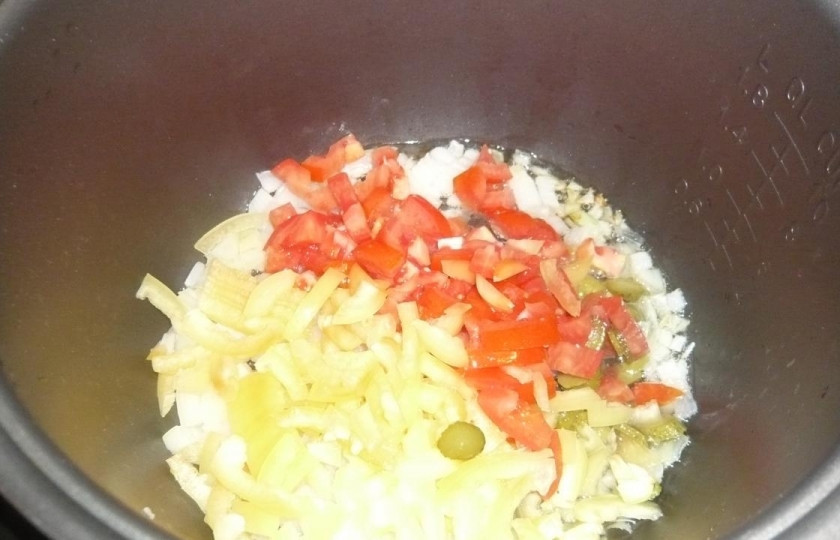 1. Этап. Гуляш со свининой в мультиварке: Первым делом очистите и измельчите лук. Разогрейте в мультиварке растительное масло и обжарьте лук до прозрачности в режиме 