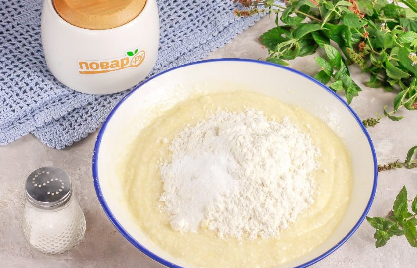 1. Этап. Творожные рогалики Нежнее нежного: Всыпьте пшеничную муку высшего сорта и разрыхлитель, добавьте ванильный сахар. Еще раз все тщательно перемешайте.